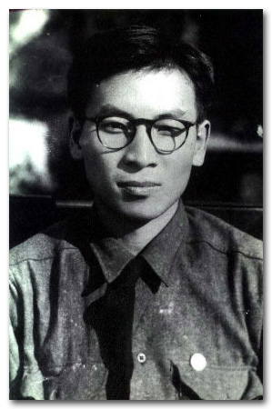 26세의 광복군 청년 장준하. 24세 때인 1944년 1월 학도병에 자원입대해 중국에 배치된 장준하는 채 반년이 지나지 않아 탈영, 임천을 거쳐 중경까지 6천리의 장정에 오른다. 해방 직후 김구 등 임시정부 요인들과 함께 환국한 장준하는 김구의 비서실장과 비상 국민회의 서기 등을 역임하면서 건국사업에 참여한다. 